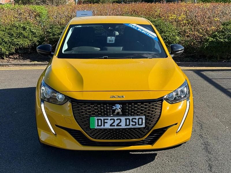 Second-hand Peugeot e-208 Allure Premium 98 kW (134 CP) 2022 Galben Hatchback
