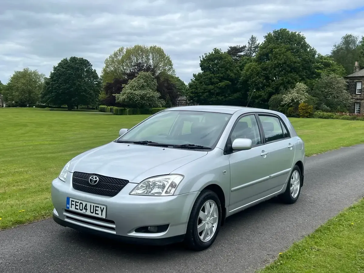Used Toyota Corolla 97 HP (71 kW) 2004 Silver Hatchback