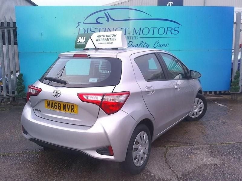 Used Toyota Yaris Active 72 HP (52 kW) 2018 Silver Hatchback