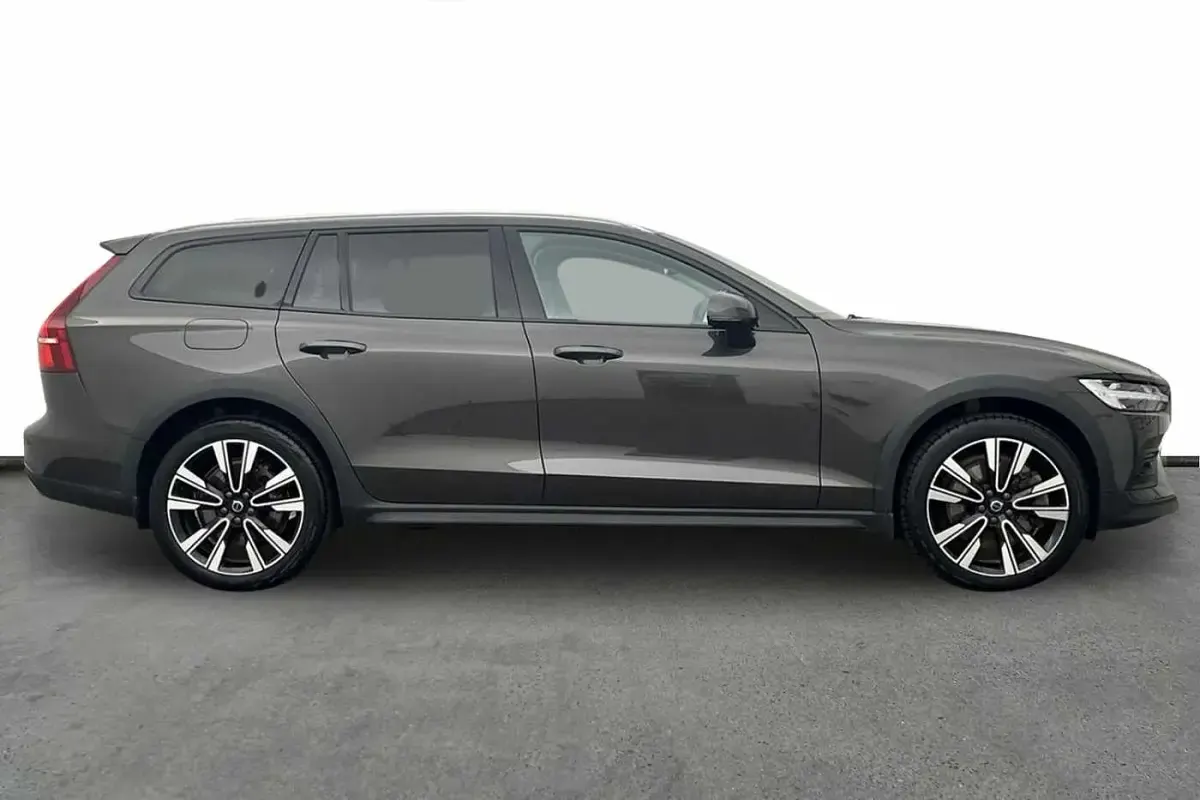Used Volvo V60 CC Ultimate 247 HP (181 kW) 2023 Grey Estate