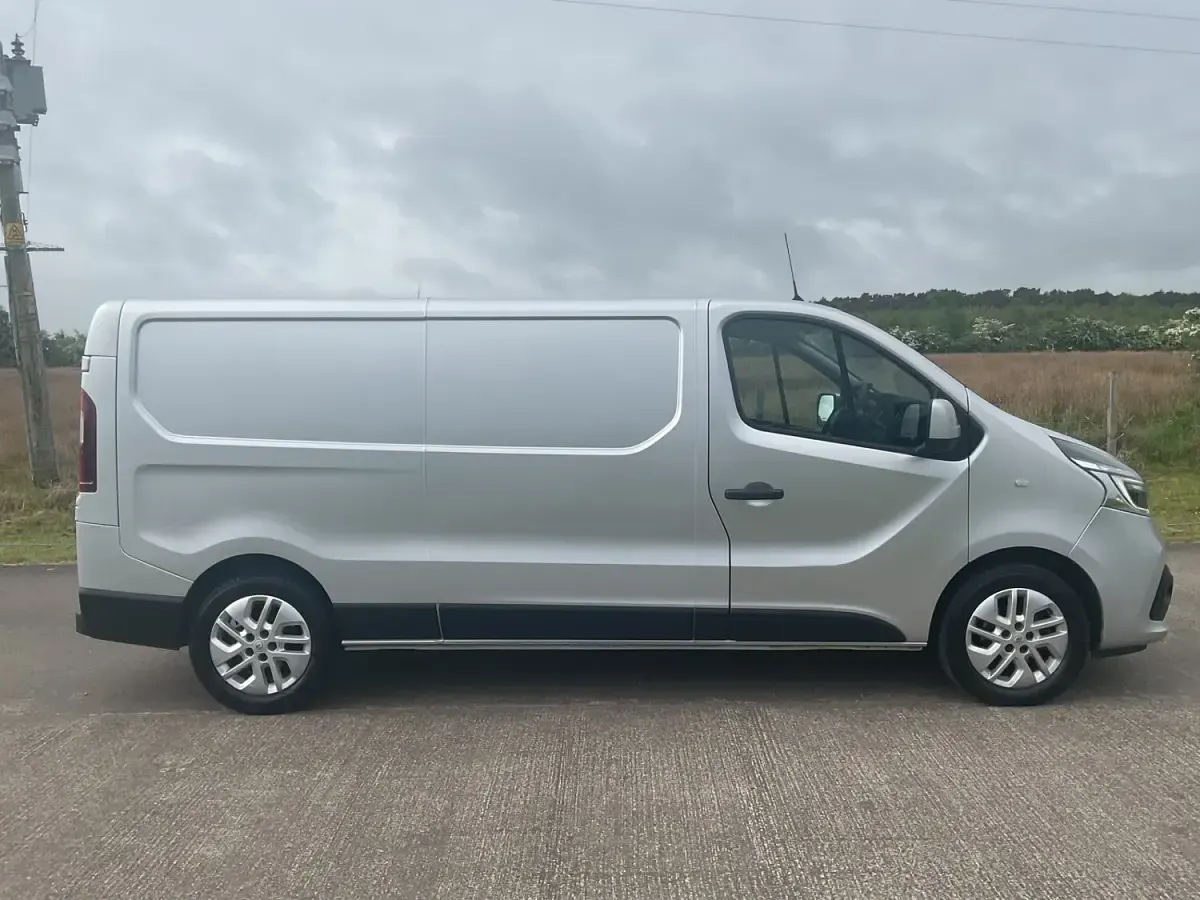 Used Renault Trafic 2020 Silver MPV