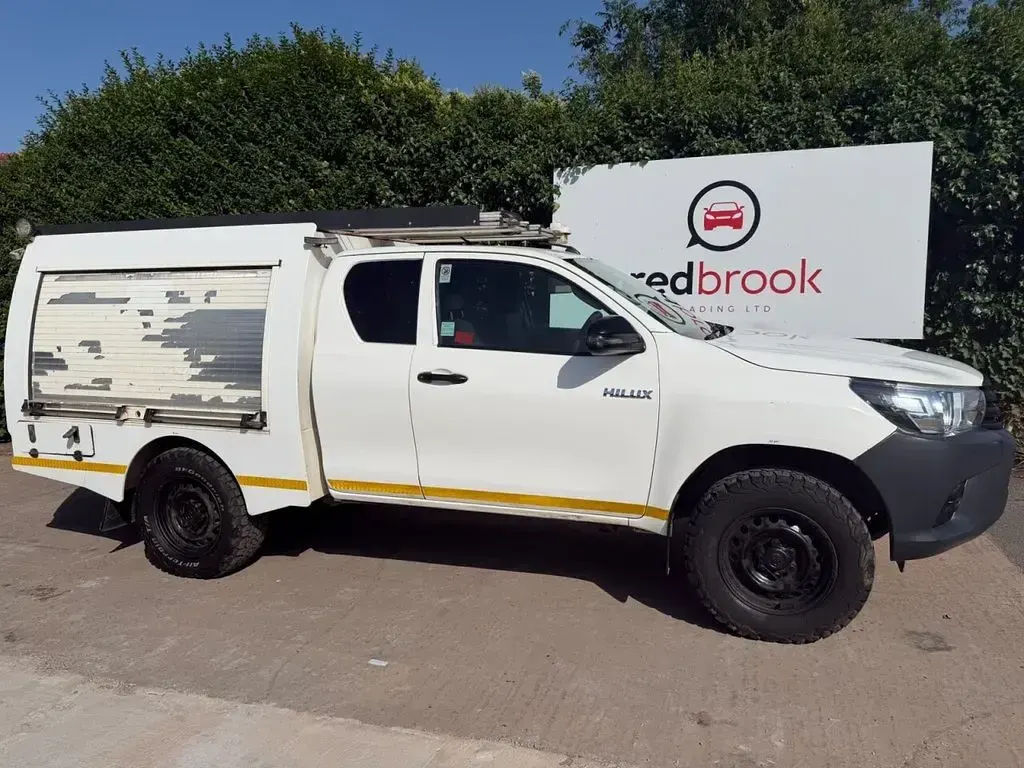 Used Toyota HiLux Active 150 HP (110 kW) 2018 White Pickup