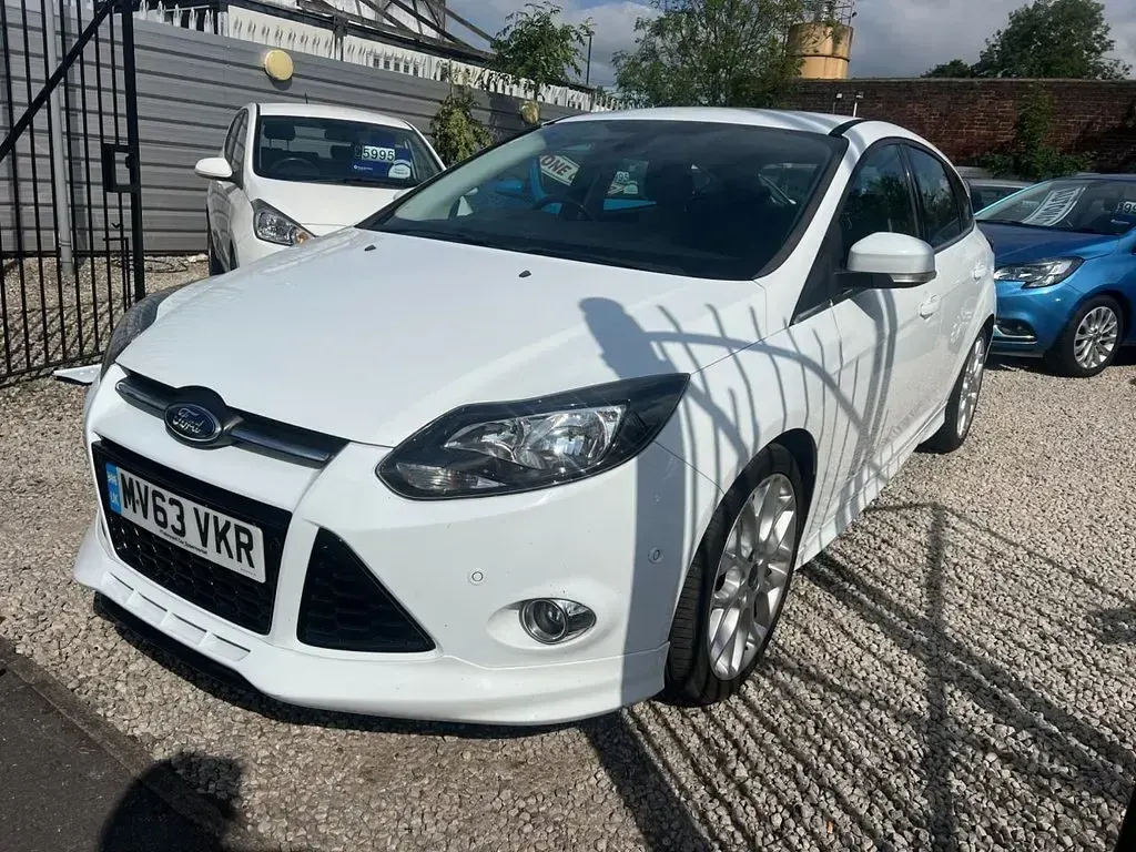 Used Ford Focus Zetec 182 HP (133 kW) 2013 White Hatchback