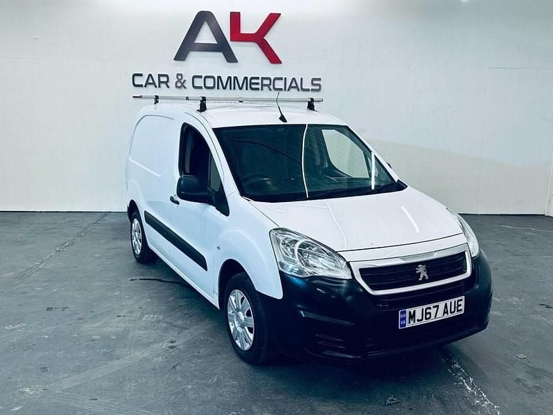 White Used 2017 Peugeot Partner MPV | £3,995 (Good price) - Image 1/4