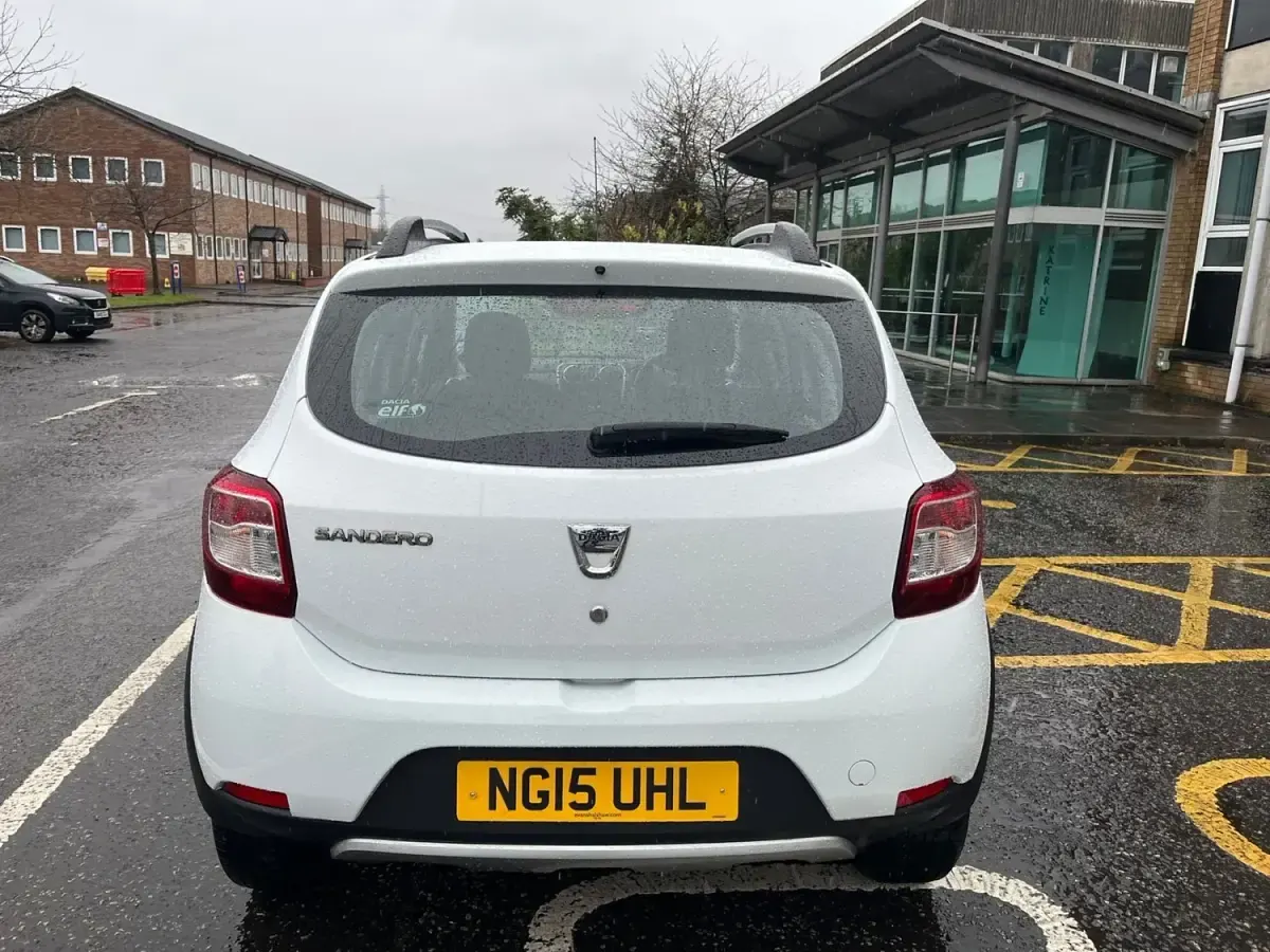 Usado Dacia Sandero Ambiance 90 CV (66 kW) 2015 Blanco Utilitario