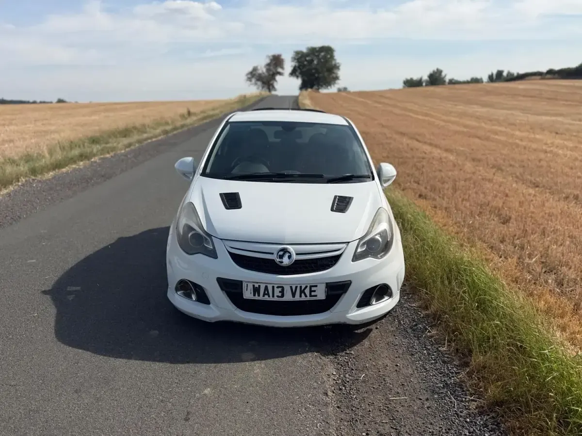 Used Vauxhall Corsa Edition 202 HP (148 kW) 2013 White Hatchback