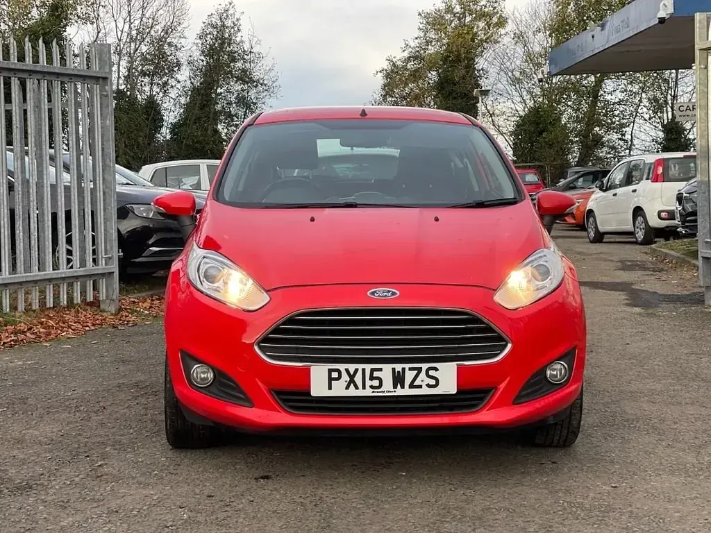 Używany Ford Fiesta Zetec 74 KM (54 kW) 2015 Czerwony Hatchback