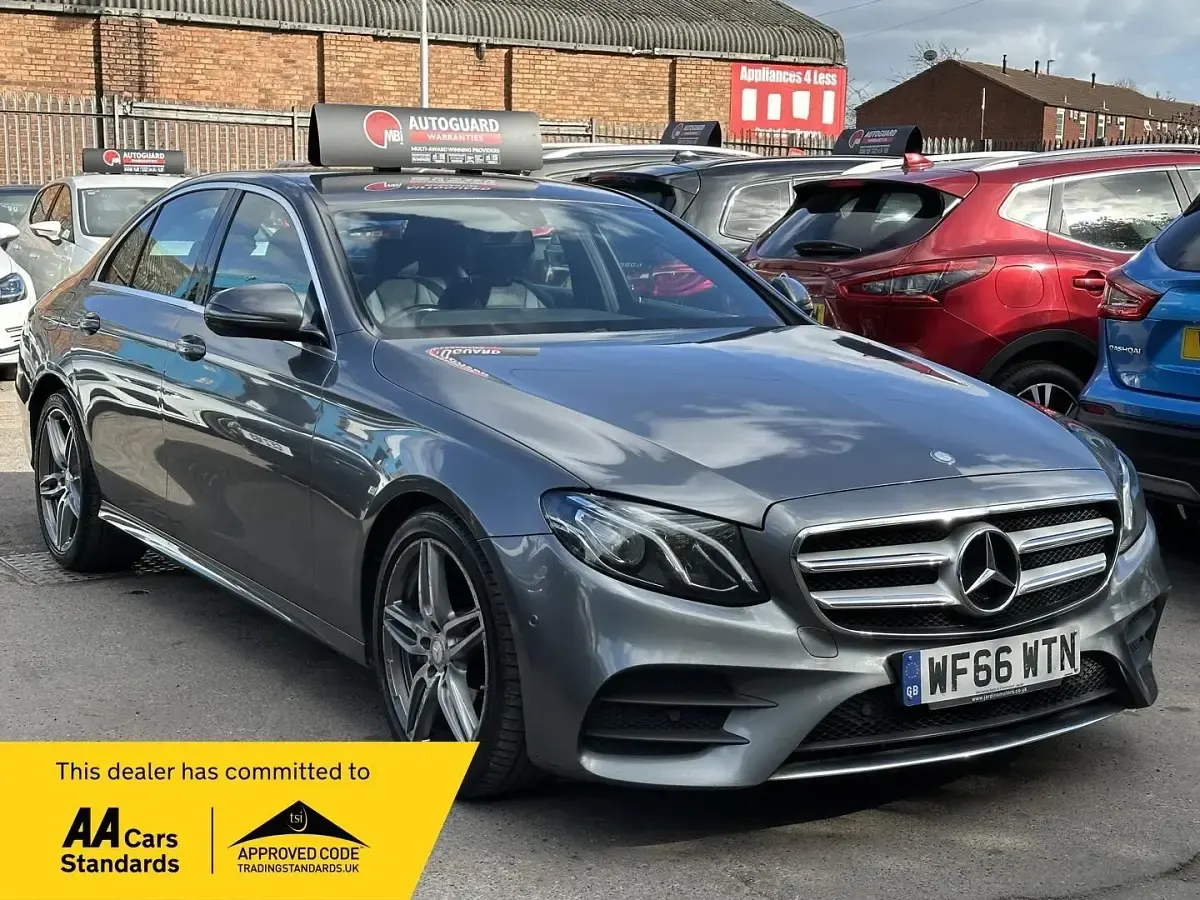 Begagnad Mercedes E220 AMG line 2016 Grå Sedan