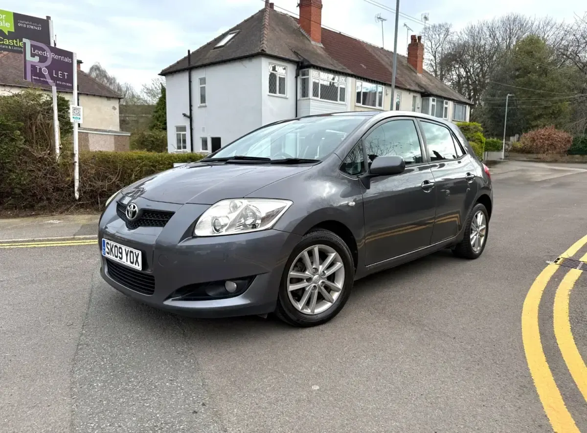 Usado Toyota Auris 101 HP (74 kW) 2009 Cinzento Citadino