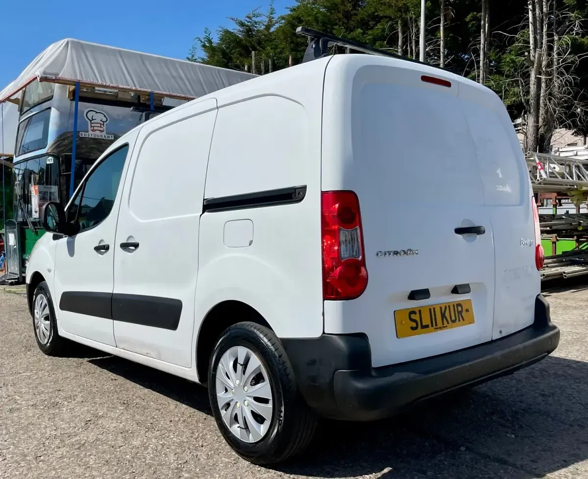 Usado Citroën Berlingo 75 CV (55 kW) 2011 Blanco Monovolumen