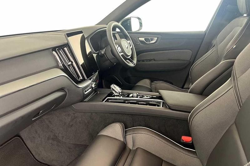 Used Volvo XC60 Plus 350 HP (257 kW) 2025 Crystal white SUV