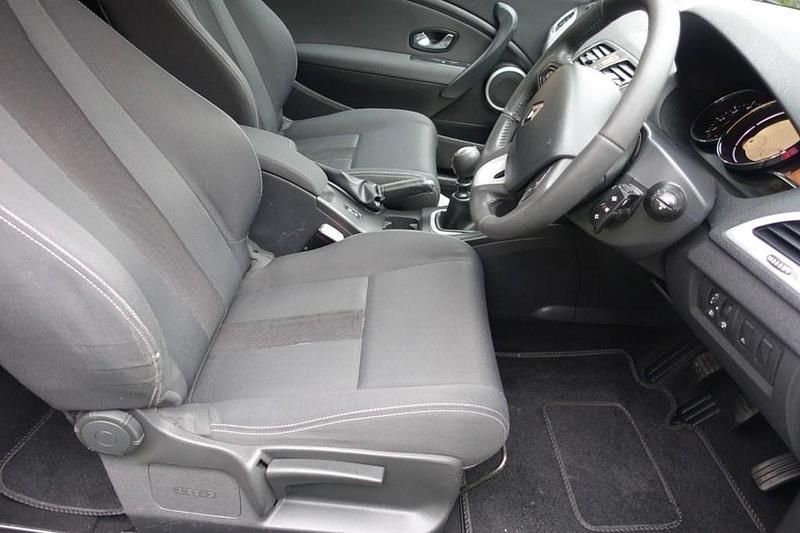 Used Renault Mégane Coupé Dynamique 106 HP (77 kW) 2010 White Coupe