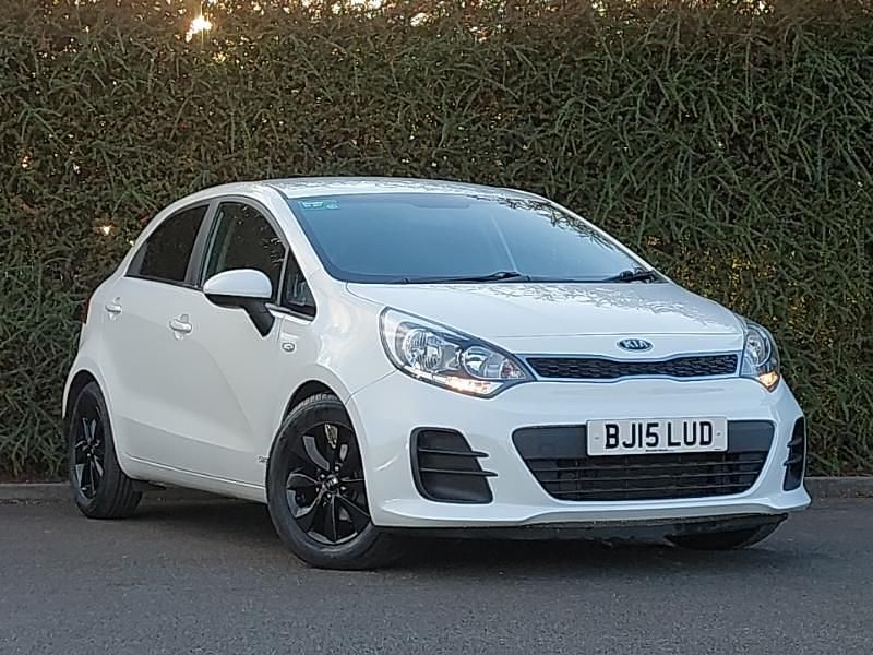 White Used 2015 Kia Rio Hatchback | £5,998 (Expensive) - Image 1/4