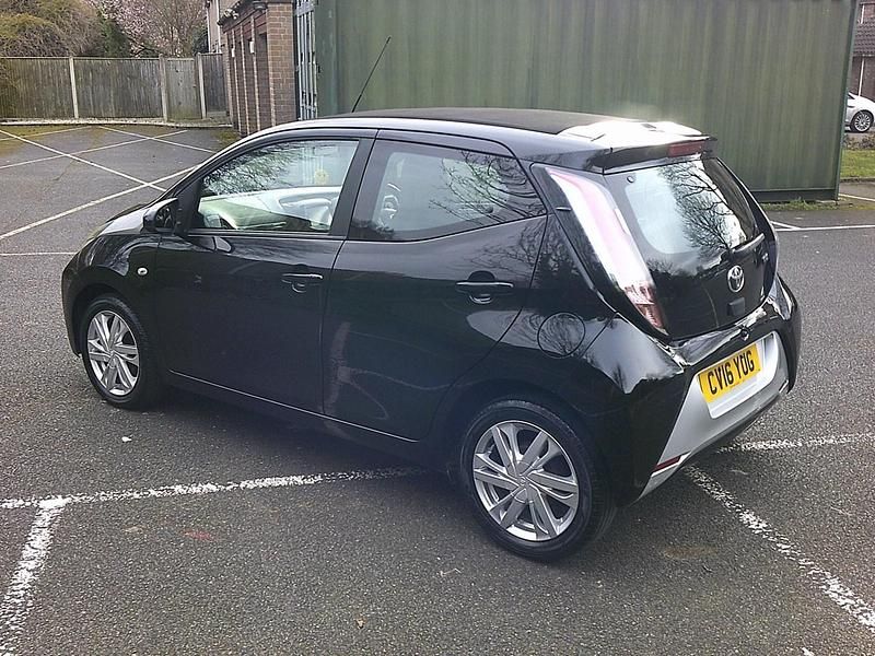 Used Toyota Aygo x-press 69 HP (50 kW) 2016 Black Hatchback