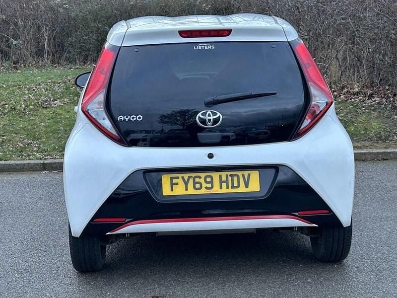 Used Toyota Aygo Trend 71 HP (52 kW) 2019 White Hatchback