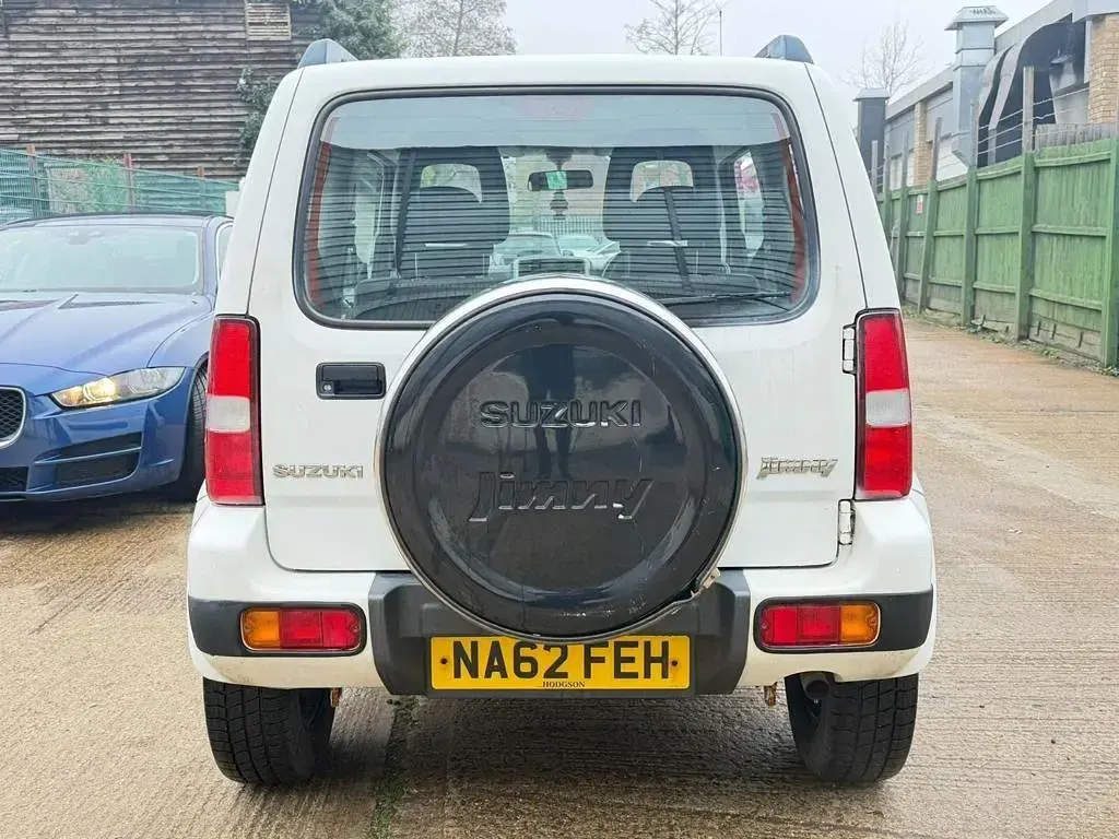 Used Suzuki Jimny SZ3 85 HP (62 kW) 2012 White SUV