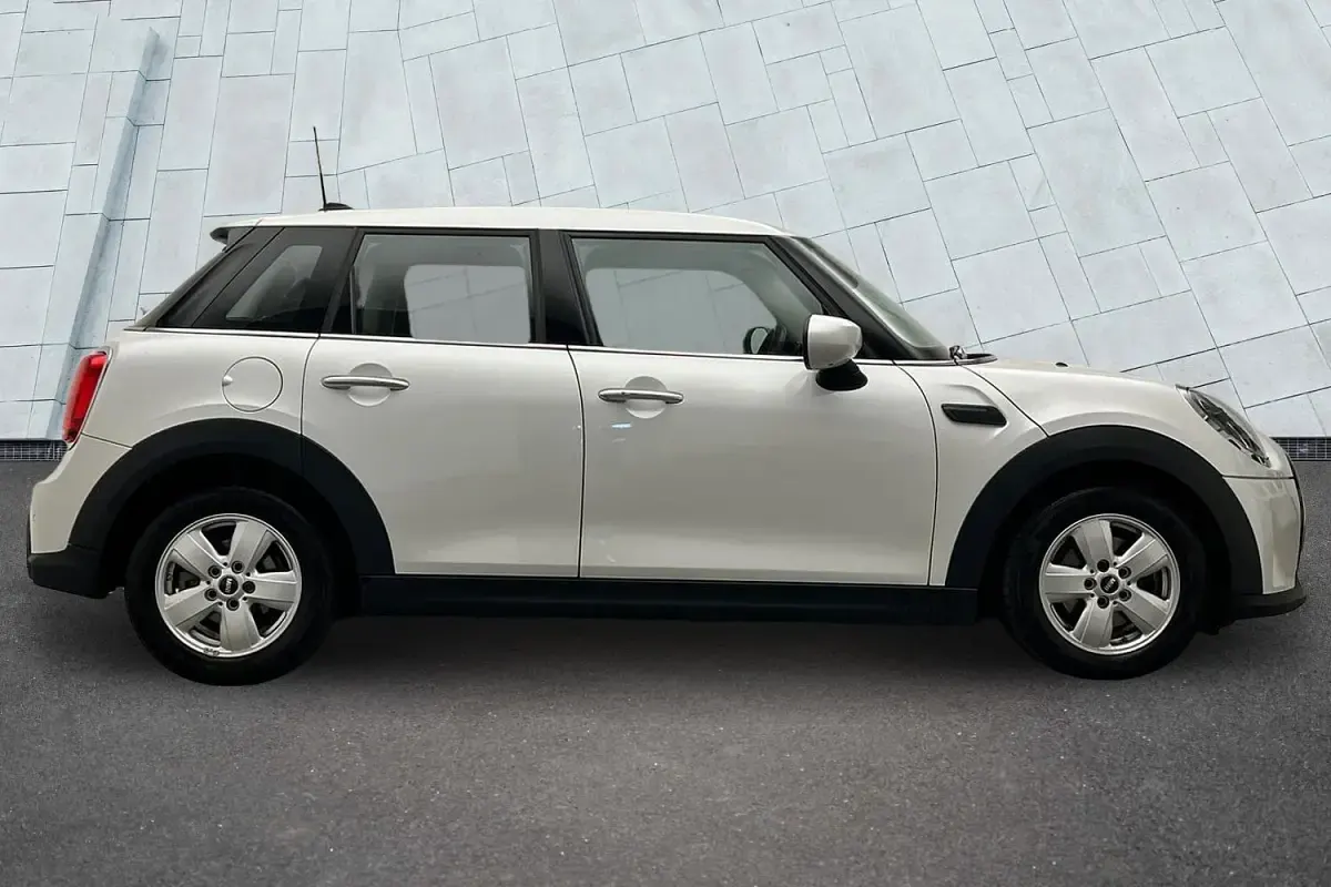 Used Mini Cooper Classic 134 HP (98 kW) 2024 White Hatchback