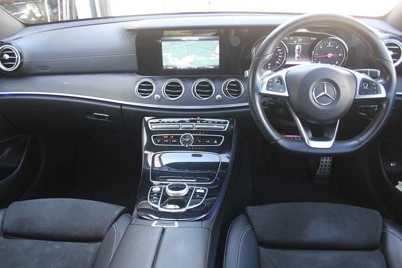Begagnad Mercedes E220 AMG line 2016 Silver Sedan