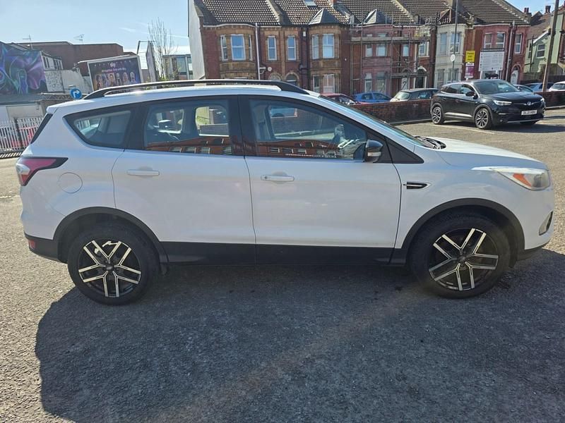 Second-hand Ford Kuga Zetec 150 CP (110 kW) 2017 Alb SUV