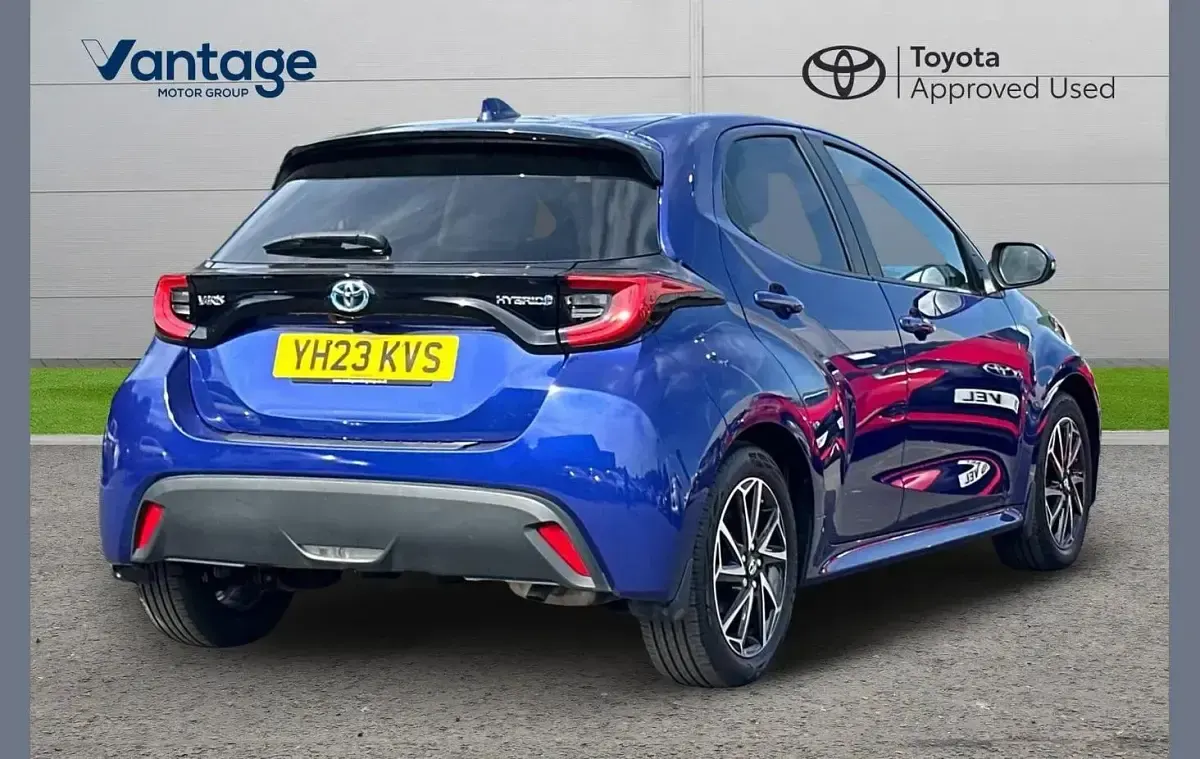 Used Toyota Yaris Design 113 HP (83 kW) 2023 Blue Hatchback