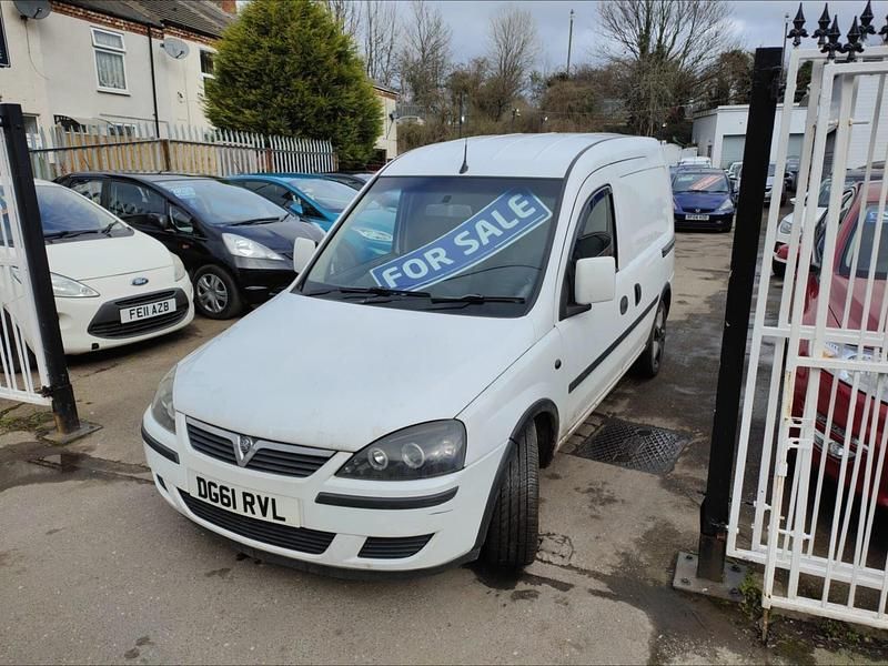 Used Vauxhall Combo 75 HP (55 kW) 2011 White MPV
