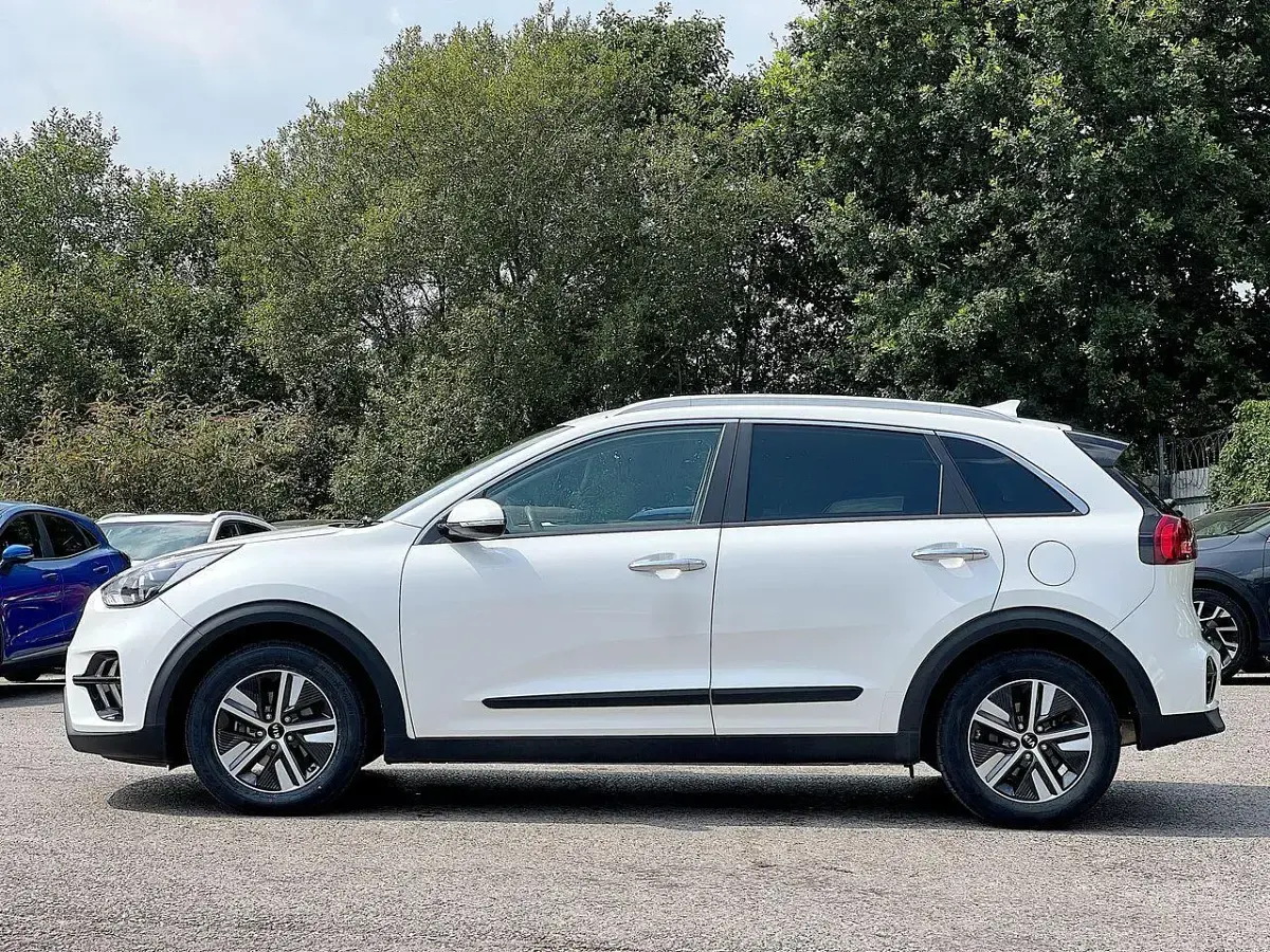 Used Kia Niro 139 HP (102 kW) 2021 White SUV