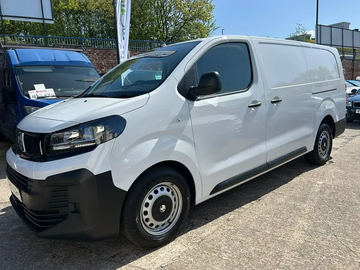Second-hand Vauxhall Vivaro S 2025 Alb Monovolum