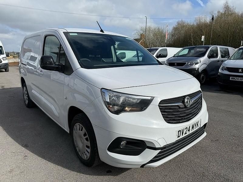 Second-hand Vauxhall Combo 100 CP (73 kW) 2024 Alb Monovolum