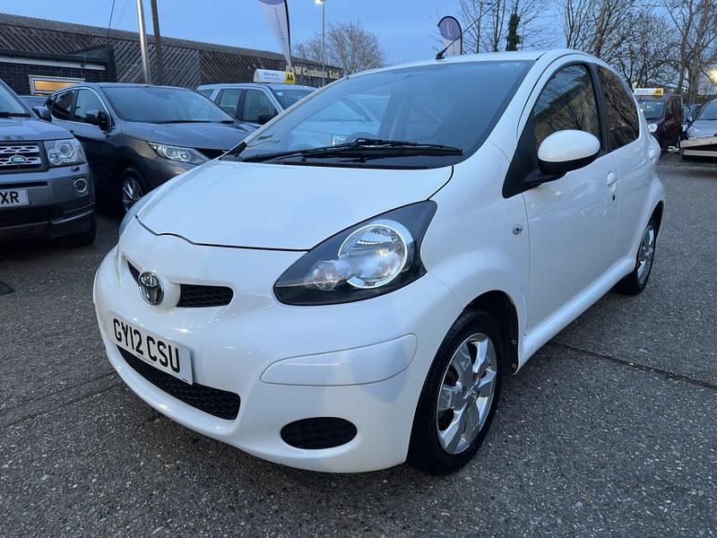 Gebraucht Toyota Aygo 68 PS (50 kW) 2012 Weiß Kleinwagen