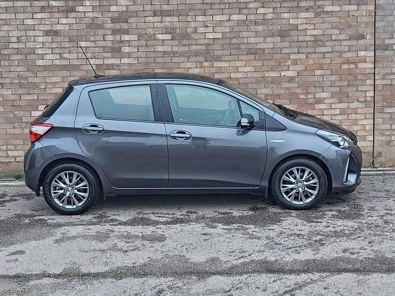 Used Toyota Yaris 100 HP (73 kW) 2020 Grey Hatchback