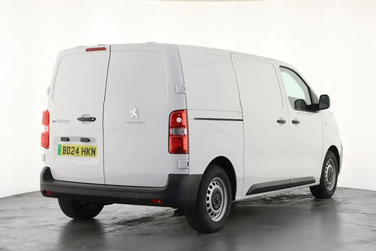 Used Peugeot e-Expert 100 kW (136 HP) 2024 White Van