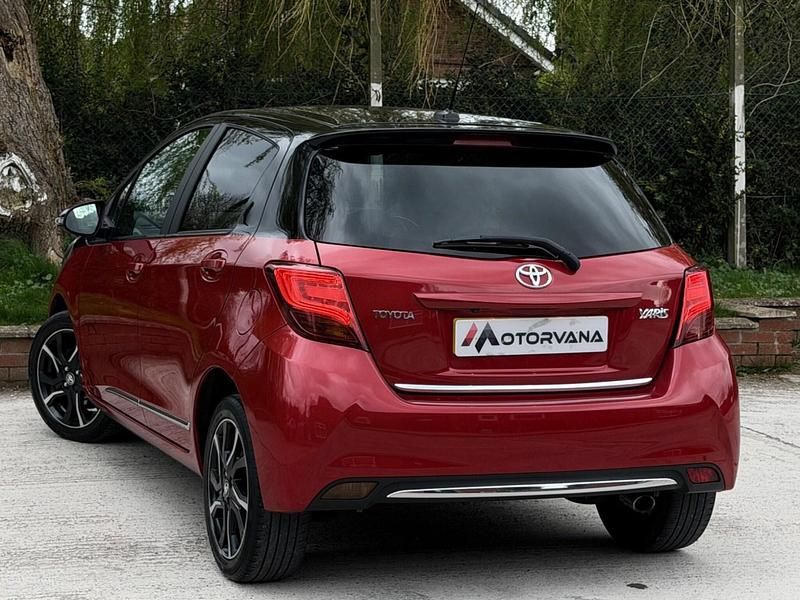 Used Toyota Yaris Design 99 HP (72 kW) 2016 Red/black Hatchback