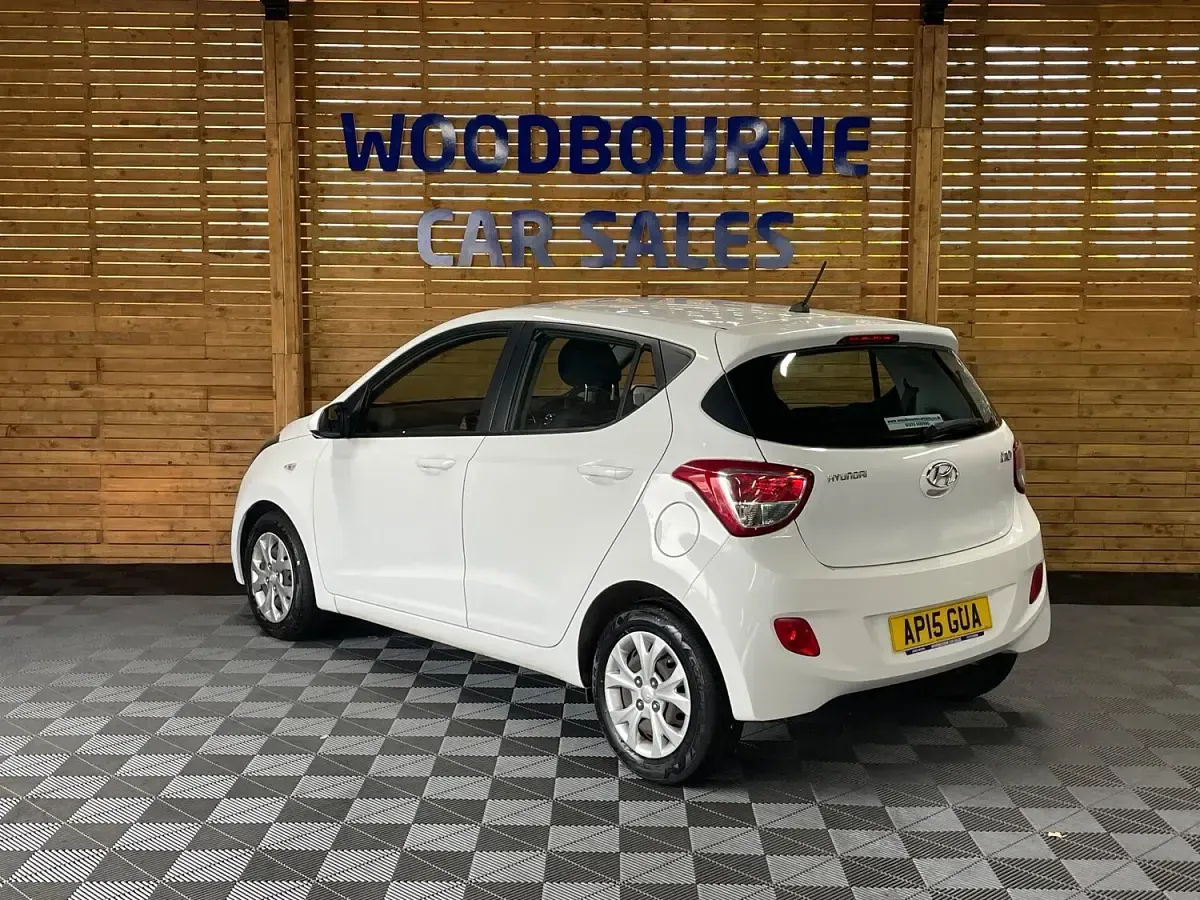 Used Hyundai i10 SE 67 HP (49 kW) 2015 White Hatchback