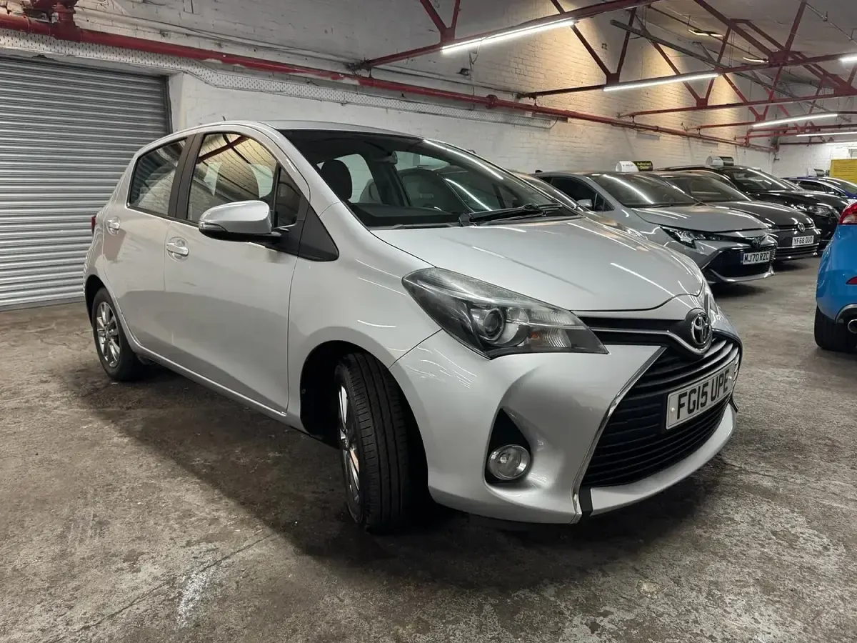 Used Toyota Yaris 99 HP (72 kW) 2015 Silver Hatchback