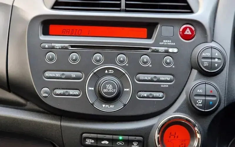 Used Honda Jazz ES 99 HP (72 kW) 2011 Silver Hatchback