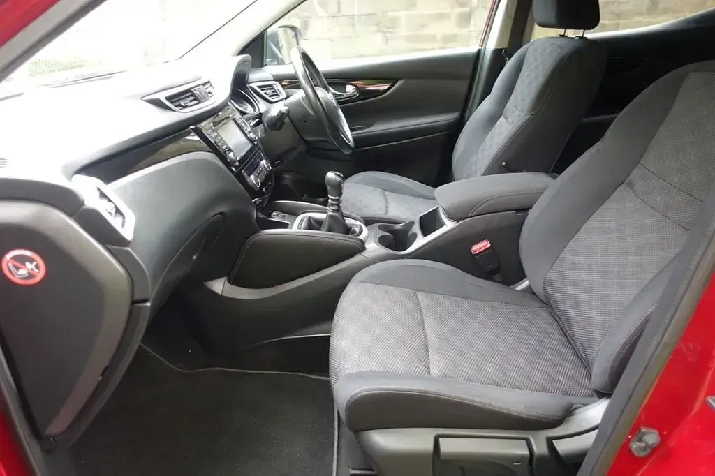 Used Nissan Qashqai N-Connecta 110 HP (80 kW) 2016 Red SUV