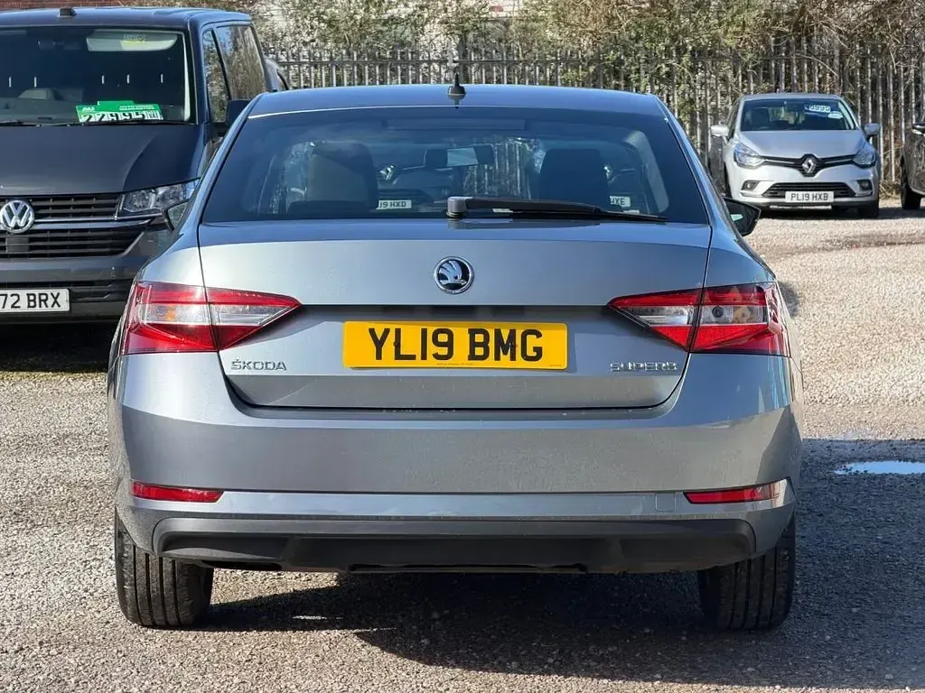 Usado Skoda Superb 150 HP (110 kW) 2019 Cinzento Citadino