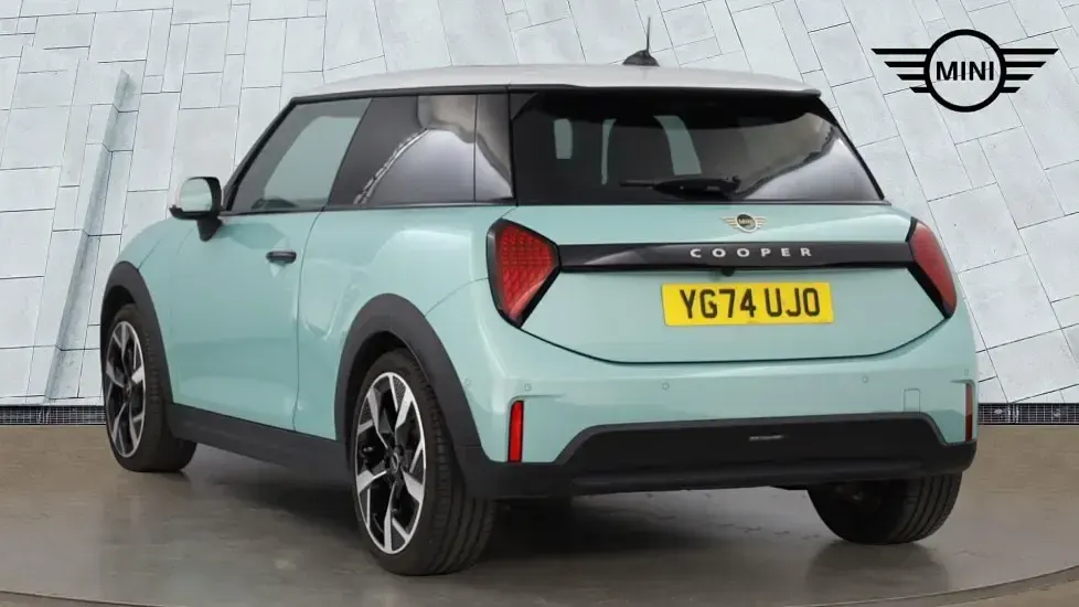 Usado Mini Cooper Hatch 154 HP (113 kW) 2024 Verde Citadino