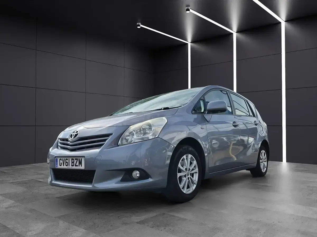 Used Toyota Verso 132 HP (97 kW) 2011 Blue MPV