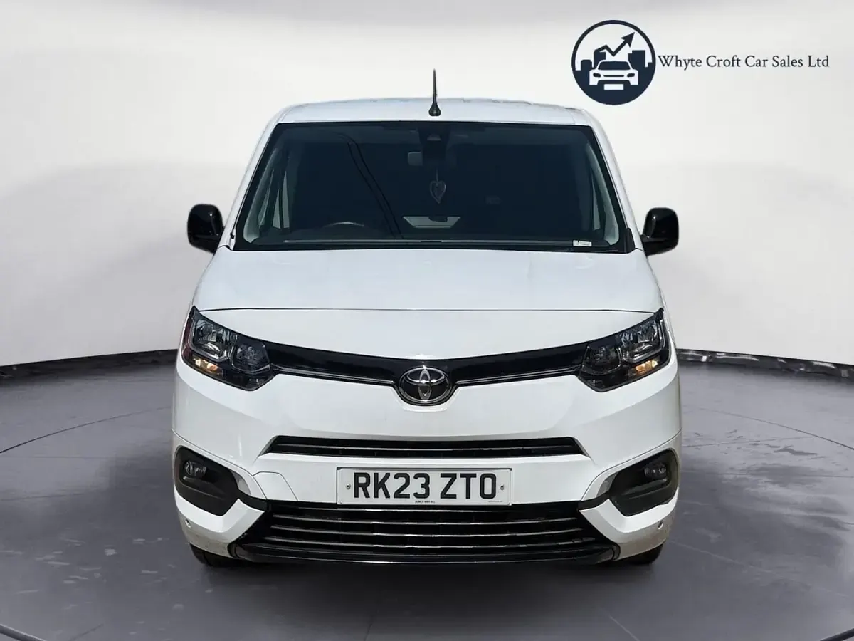 Used Toyota Proace Design 130 HP (95 kW) 2023 White MPV