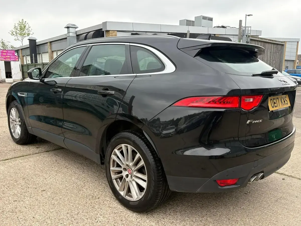 Used Jaguar F-Pace Portfolio 180 HP (132 kW) 2017 Black SUV