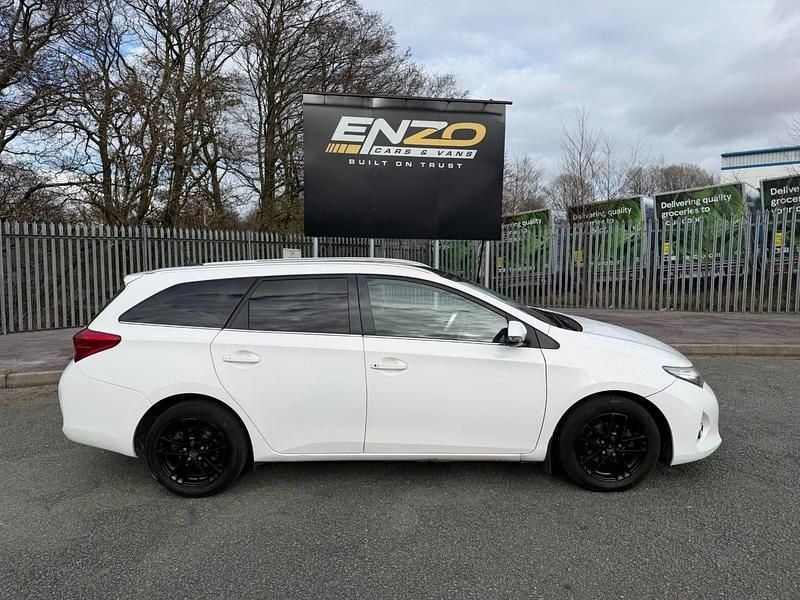 Used Toyota Auris 90 HP (66 kW) 2014 White Estate