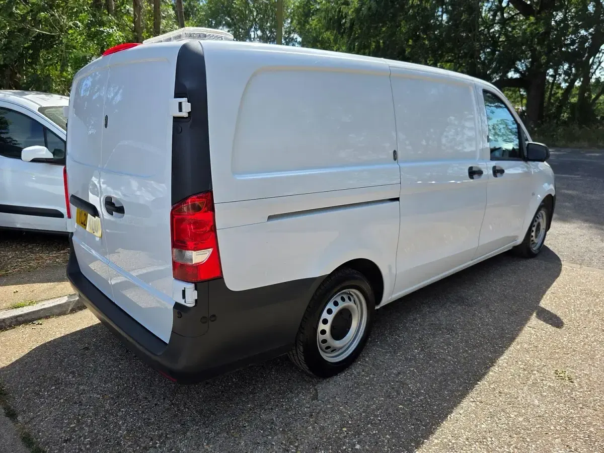Used Mercedes Vito Progressive 134 HP (98 kW) 2021 White Van