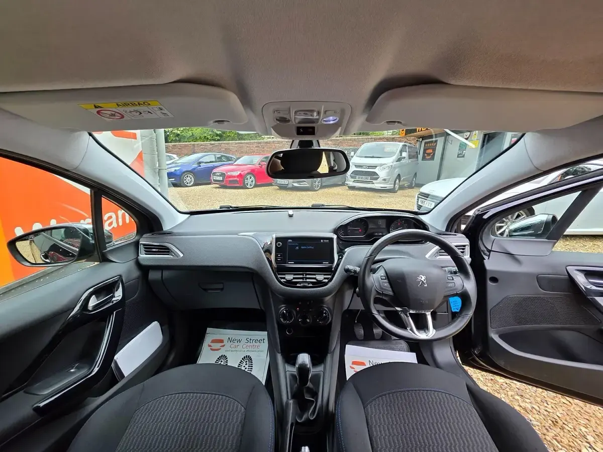 Used Peugeot 208 Signature Sky 82 HP (60 kW) 2019 Black Hatchback