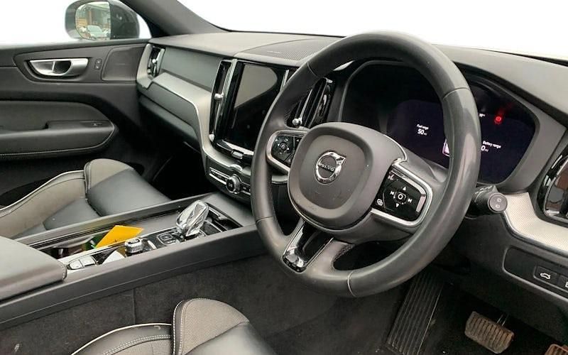 Usado Volvo XC60 Plus 349 HP (256 kW) 2023 Prateado SUV