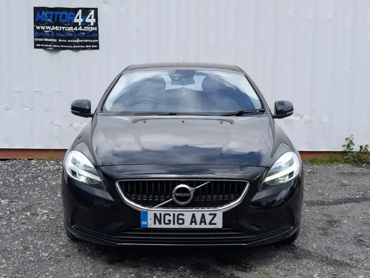 Begagnad Volvo V40 Momentum 122 HK (89 kW) 2016 Svart Halvkombi