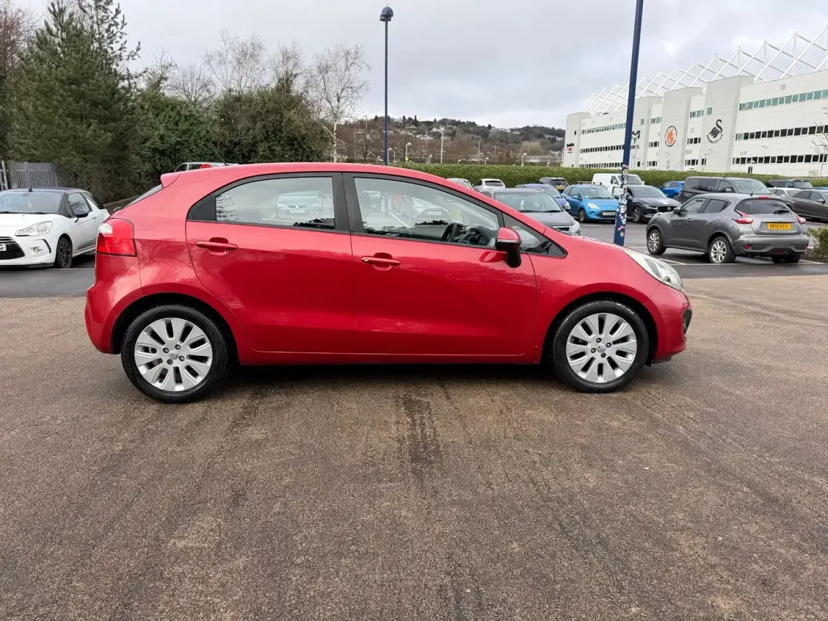 Begagnad Kia Rio 85 HK (62 kW) 2013 Röd Halvkombi