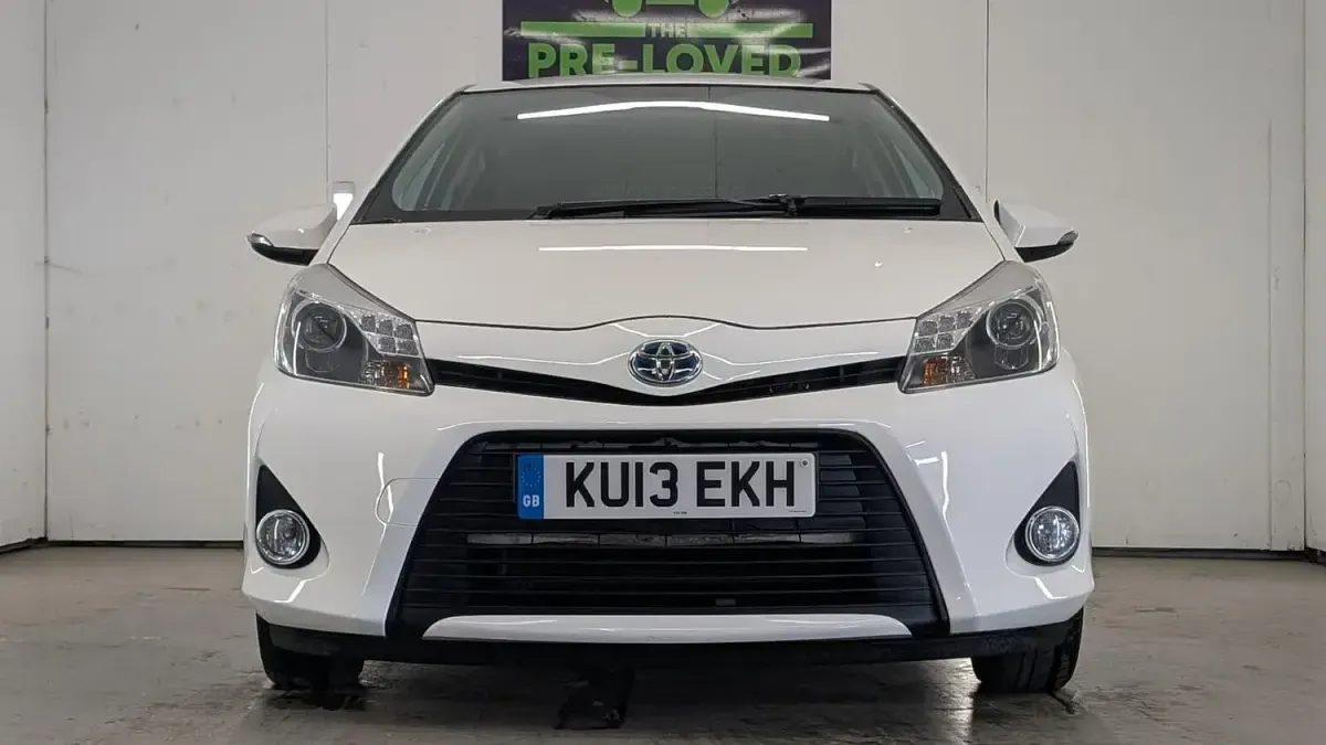 Used Toyota Yaris T4 100 HP (73 kW) 2013 White Hatchback