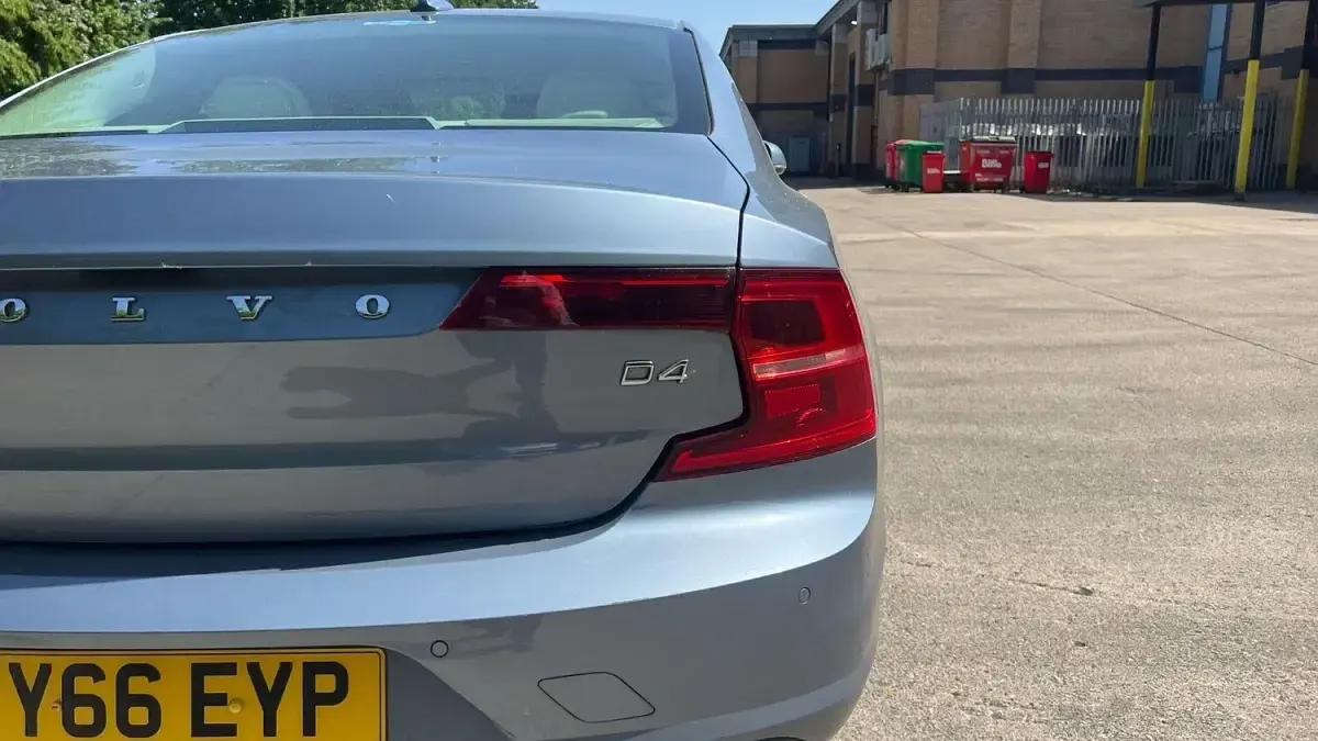 Used Volvo S90 Momentum 190 HP (139 kW) 2016 Blue Sedan