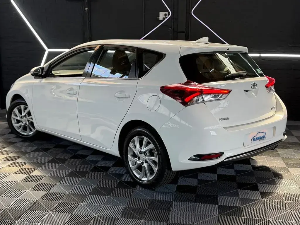 Used Toyota Auris 112 HP (82 kW) 2016 White Hatchback